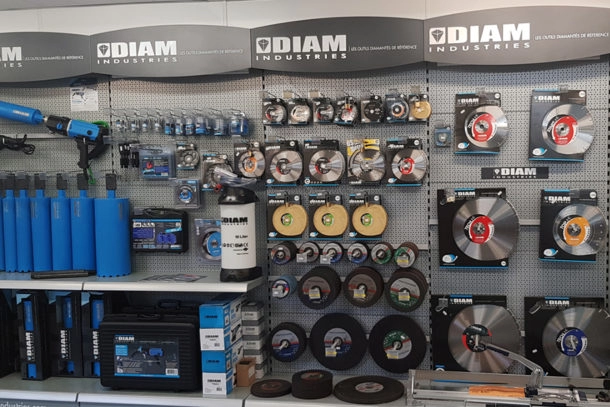 Photo d'une grande implantation produits et machines en magasin