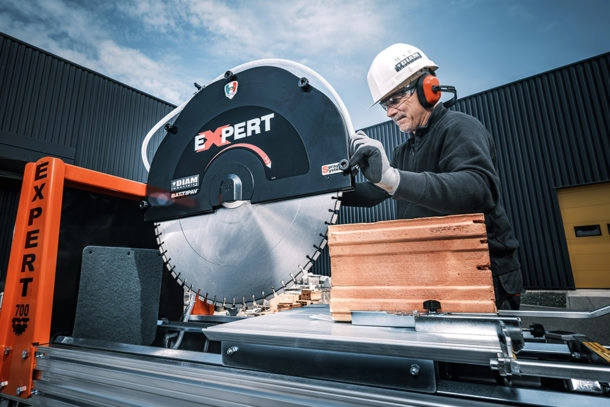illustration métier de maçon avec scie sur table et brique